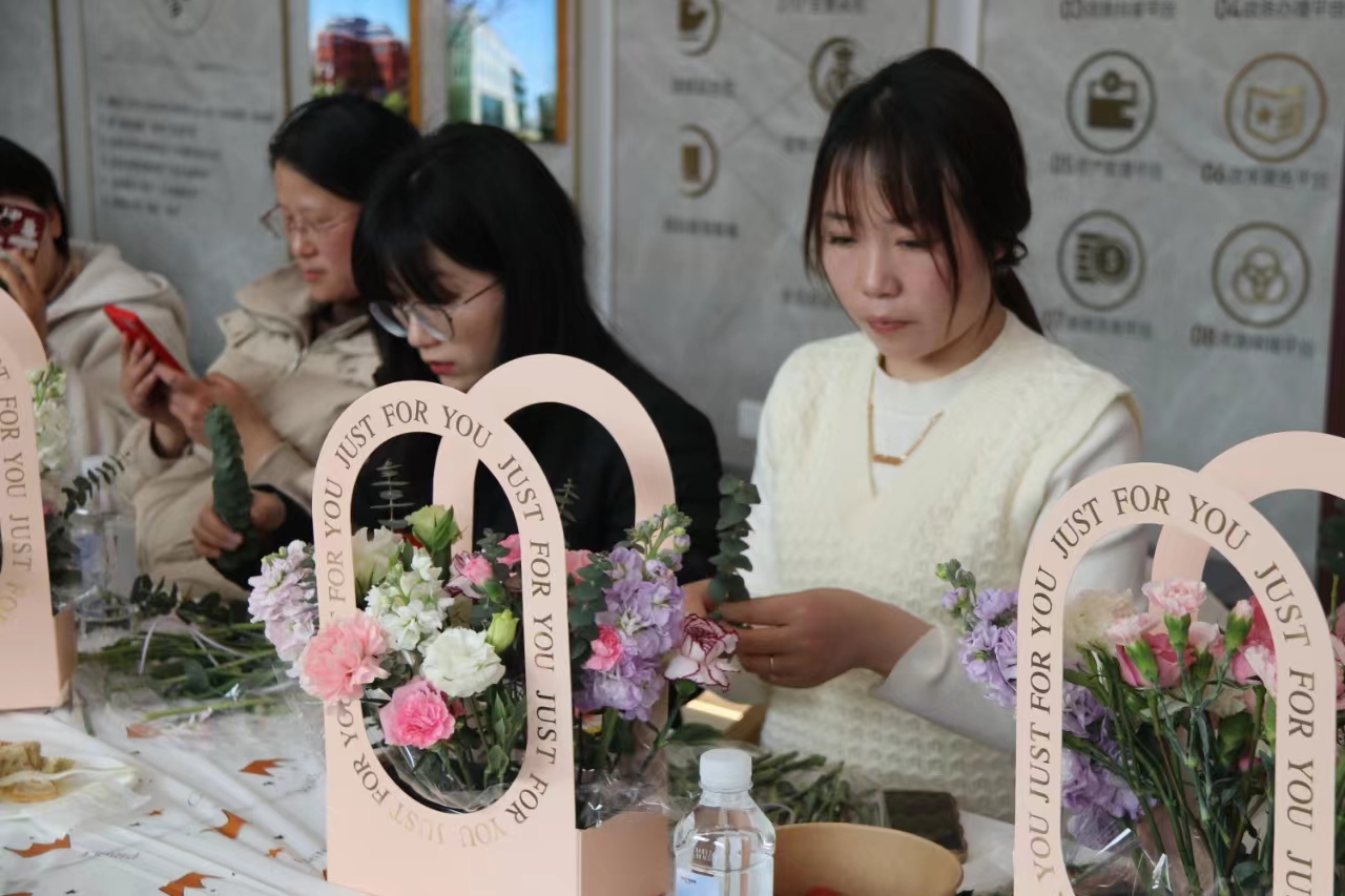 今日、Elimは国際女性の日を祝うためにフラワーアレンジメントアクティビティを開始しました