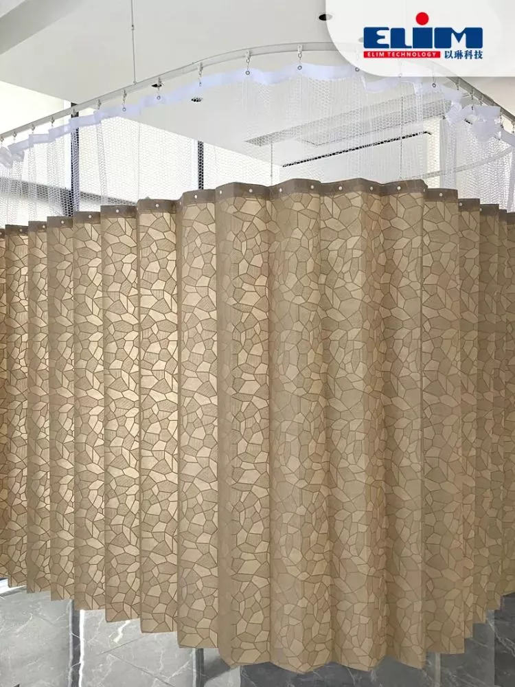 使い捨てプライバシーカーテンをスナップします